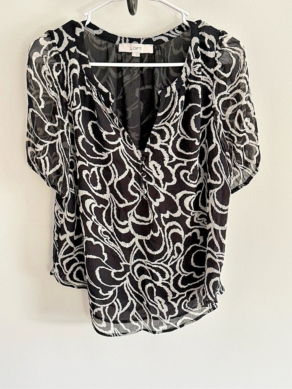 LOFT Abstract Short Sleeve Blouse in Black & White Size Small